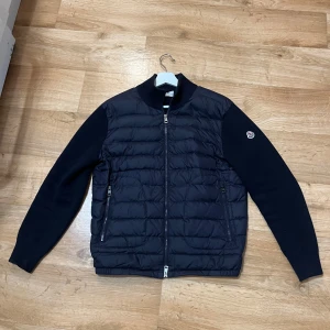 Moncler cardigan  - Säljer denna marinblåa moncler cardigan som är i 10/10 skick, säljer den för att den är för liten för mig, vet ej om den är äkta eftersom jag köpte den på Plick  därav priset men NFC scan finns, vid snabb affär kan priset såklart diskuteras 