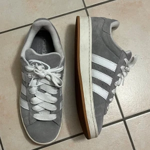 Campus 00 - Feta Campus köpta i New York i april för 110 dollar. Kvitto finns digitalt tror jag…men ej box då den ej fick plats i bagaget🫠Skorna är använda fyra gånger, 9/10 skick. Köp sker via ”köp nu” funktionen :) 