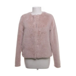 Rosa pälsjacka - Super snygg men kommer tyvärr aldrig till användning❤️ 