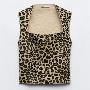 leopard topp - Säljer detta fina topp då den ej kommer till användning, köpt i somras, storlek m men passar mig som vanligtvis har xs eller s, ny skicka skriv för mer info❣️❣️