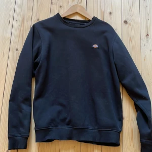 Dickies tjock-tröja - Säljer nu min fina Dickies tröja som jag inte längre använder! Den är i mycket fint skick förutom en liten skada vid ena ärmen!  Tryck gärna på köp nu