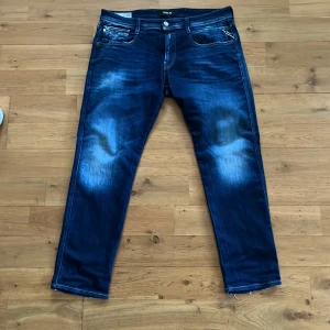 Replay anbass jeans - Replay jeans som är i mycket bra skick och användas max tre gånger 