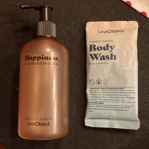 Pulverbaserad Body Wash från LastObject - Pulverbaserad body wash som är skonsam och återfuktande, perfekt för känslig hud. Innehåller naturliga sockerarter och hyaluronsyraderivat. Fri från doftämnen. Tillsätt bara vatten för att använda.