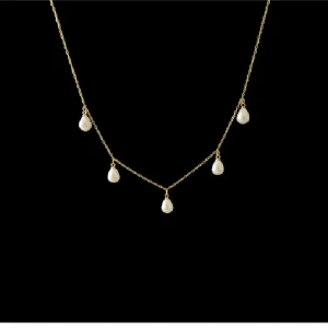 Guldhalsband med pärlor - Elegant guldhalsband med fem hängande pärlor. Perfekt för att ge en sofistikerad touch till din outfit. Kedjan är tunn och smidig, vilket gör den bekväm att bära hela dagen.