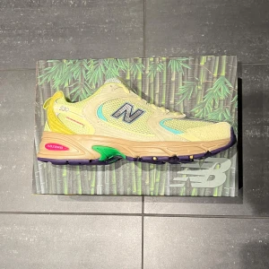 New Balance 530 x Salehe Bembury - Snygga New Balance 530 sneakers i en fräsch gul nyans med inslag av turkos och lila. Skorna har en bekväm ABZORB-sula och klassisk snörning. Perfekta för en sportig look.