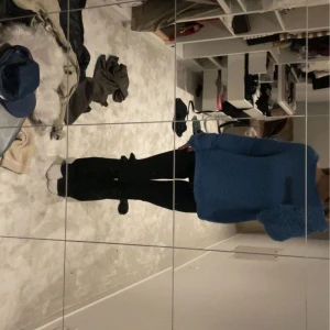 Blå stickad tröja - Säljer en mysig blå stickad tröja. Perfekt för kyligare dagar och ger en avslappnad look. Passar både Xs-M