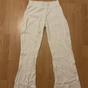 Vita ribbade byxor - Säljer dessa pyjamasbyxor då det tyvärr har blivit för korta för mig, skulle säga att de är perfekta för någon som är runt 156-160.