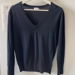 Filippa K stickad tröja - Superfin i 100% ull, använd fåtal gånger💙