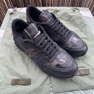Valentino Rockrunner - Säljer ett par svarta Valentino rockrunners i fint skick. Skorna är i storlek 43 eu och dustbags medföljer vid köp. Fraktar inom 24 H MVH, Dante. 