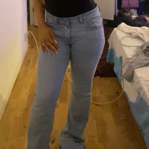 Ljusa jeans med slitningar - Snygga ljusa jeans med hög midja och slitningar på knäna. Perfekta för en avslappnad stil. De har en klassisk femficksdesign och en bekväm passform.