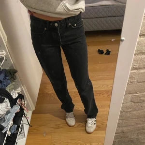 Svarta jeans lager 157 - Säljer ett par svarta jeans med klassisk femficksdesign. De har en rak passform och är perfekta för en avslappnad stil. Passar bra till sneakers eller kängor.