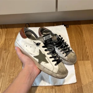Golden Goose sneakers  - Säljer dessa snygga golden goose sneakers, fints skick bara lite smutsiga på bilden! Storlek 41 men passar mindre