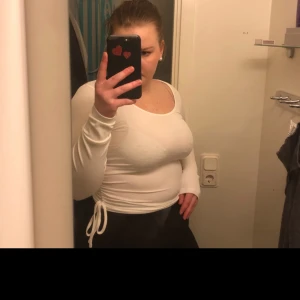 Långärmad tröja - Vit långärmad tröja med snygga detaljer på sidorna Stl. S Använd en gång