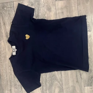 Mörkblå t-shirt från Comme des Garçons - Snygg mörkblå t-shirt från Comme des Garçons! T-shirten är i mycket bra skick! Pris är ej hugget i sten😊