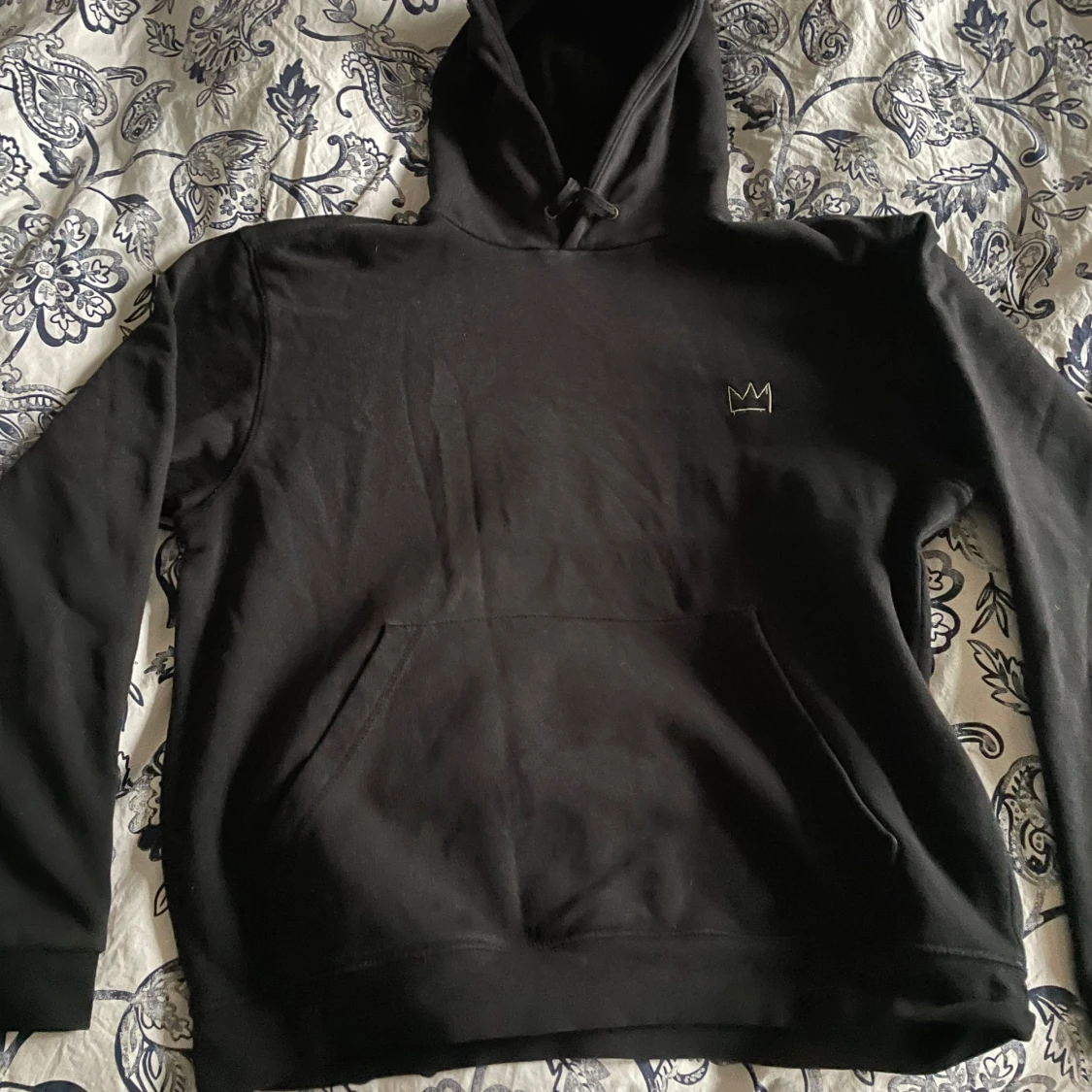 Svart hoodie med hov1tryck - 91