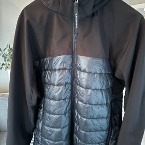 Svart jacka från C.P. Company - Tja, säljer min C.P. COMPANY jacka då den är lite för liten, passformen är ganska smal och rak, jackan är i bra skick och jag köpte den på FARFETCH. Hör av er om ni har några frågor! (Storlek 52) sitter som L ungefär
