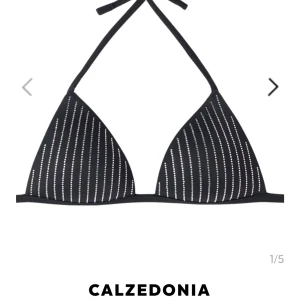 Calzedonia glitter bikini  - Snygg svart bikiniöverdel från Calzedonia glittriga stenar framtill. Oanvänd, lapp kvar. Perfekt för en dag på stranden eller vid poolen. 