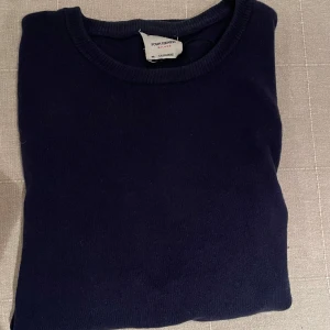 Mörkblå kashmirtröja från John Henric - Riktigt fet Kashmir tröja ifrån John Henric i färgen marinblå🤩 passar M och är i riktigt bra skick. Nypris på denna ligger runt 2 lax. Pris kan alltid diskuteras.
