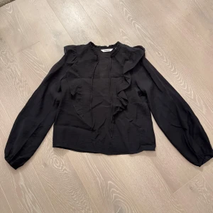 Volang Blus Kappahl - En jättefin blus att använda dagligen och till jul och nyår! Blusen har fina volanger som ger en extra finish, och två snören som man kan knyta till en fin rosett. Använd fåtals gånger pga fel storlek😕 