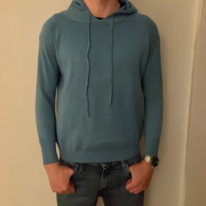 Blå merinoull hoodie - Säljer en stilren blå merinoull hoodie. Perfekt för en avslappnad look. Storlek S och han på bilden är 181. Sprillans ny så 10/10 skick, pris kan diskuteras💯💯