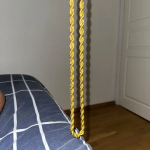 Guldigt halsband med tvinnad design - Den är platerad i 18K har den bästa färgen på sig vilket gör så att den ser ut som att den inte är platerad. 10 mm 60cm