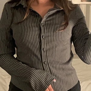 Randig skjorta - Säljer denna fina skjortan då den inte kommer till användning. Aldrig använd så inga defekter eller skador. Storlek S men den är lite liten i storleken så den passar XS - S.💕