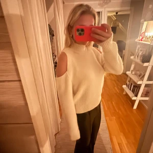 Beige stickad tröja med öppna axlar - Säljer en snygg beige stickad tröja med öppna axlar!!💕💕