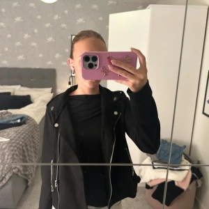 Svart jacka - Svart jacka i mockaimitation från vero Moda i storlek xs🩷använd fåtal gånger
