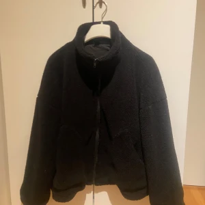 Teddyjacka - Svart Teddyjacka i utmärkt skick, använd ca 4 gånger. Storlek L men passar mer år S/M