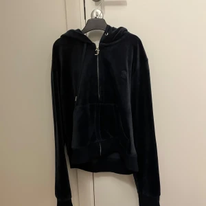 Mörkblå sammetshoodie med dragkedja - Snygg och bekväm mörkblå hoodie i sammet med dragkedja framtill. Perfekt för en avslappnad stil med en mysig känsla. Har en praktisk huva och fickor. 2000’s stil, storlek L men känns som en S, seriöst!!!