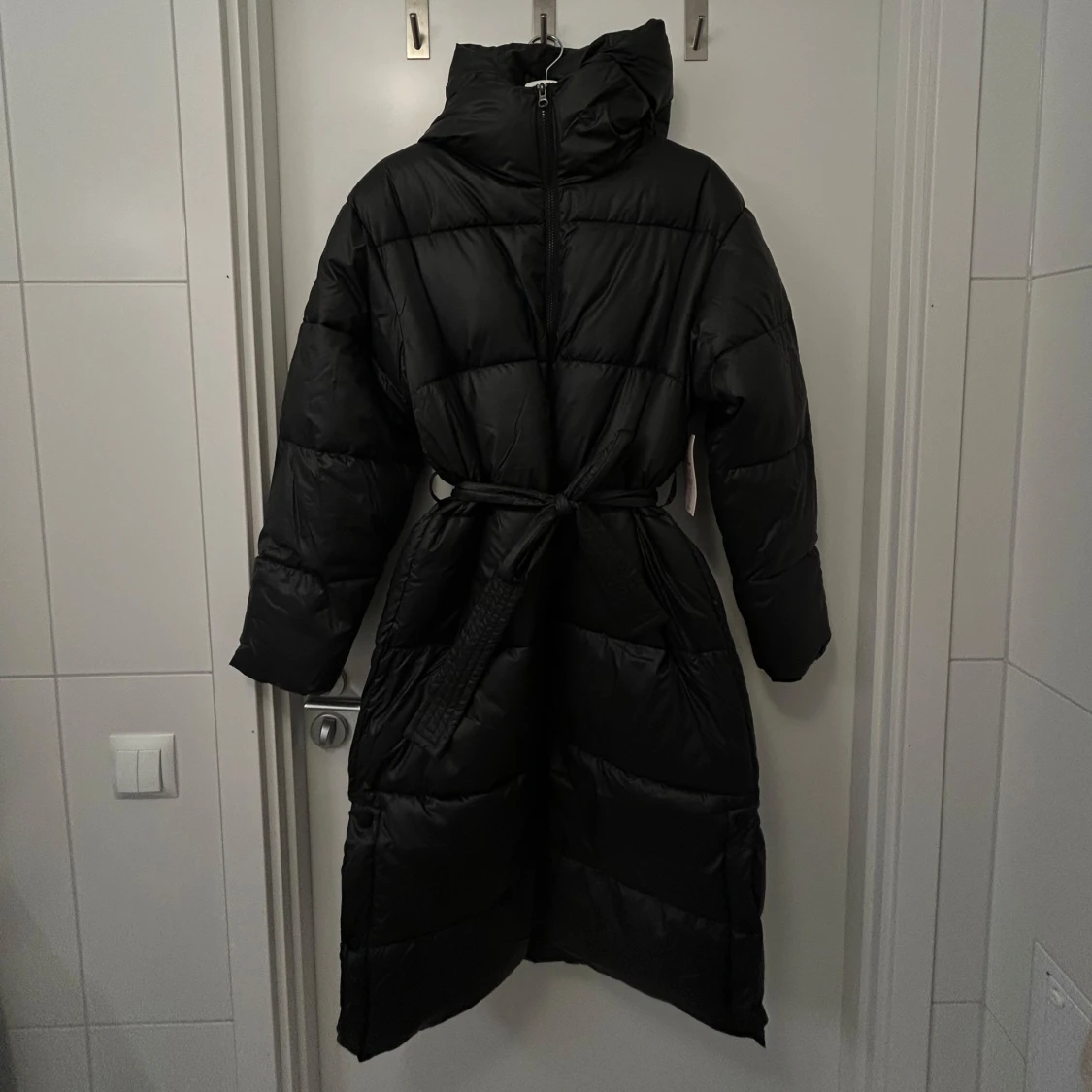 Svart lång puffer jacka från Nelly - 90