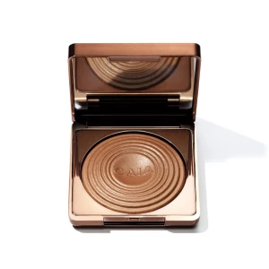 CAIA Glow Bronzer Gold Coast - Snygg bronzer från CAIA i nyansen Gold coast. Färgen passade inte mig och jag vill sälja den så fort som möjligt därav priset❤️ finns mycket produkt kvar, bara caia loggan har åkt av❤️ ny pris är 395kr❤️