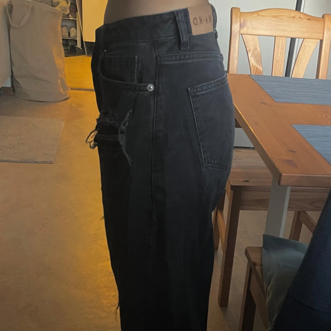 Svarta jeans med slitningar från NA-KD - 91