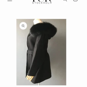 Svart kappa FURSTOCKHOLM - Hej köpte från furstockholm kappa med päls för 2 190kr helt ny denna hösten. Säljer den för 1800kr då den är i nyskick vi snabb affär lite billigare :)