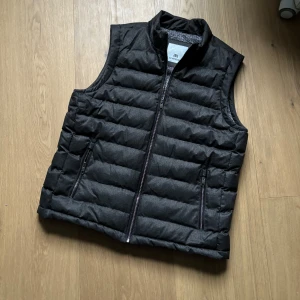 Skön Mörkgrå väst - En grå väst från märket Montegro i typ mocka liknande material. Mörkgrå storlek M. Västen har sköna detaljer både på insidan och utsidan, två innerfickor och coolt mönster på insidan! Hör av dig vid frågor🤝