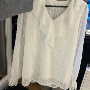Vit blus  - Fin blus som inte kommer till användning. Passar s/m.