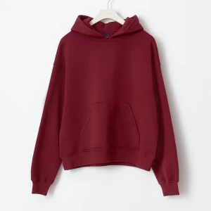 Vinröd hoodie - Säljer en stilren vinröd hoodie med en stor ficka framtill och en bekväm huva. Perfekt för kyliga dagar och avslappnade stunder. Passar bra till jeans eller mjukisbyxor. Har användit fåtal gånger.