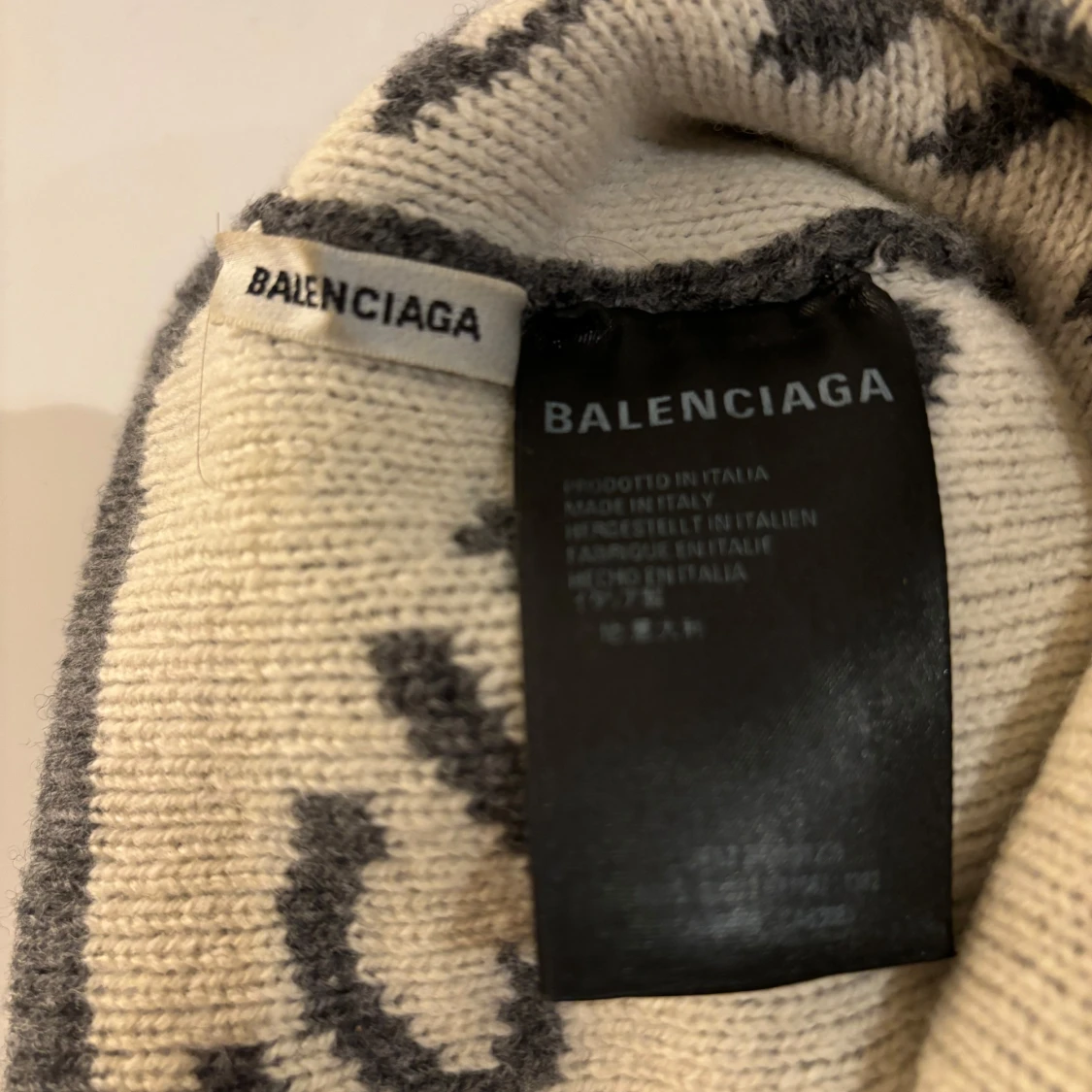 Grå mössa från Balenciaga - 90