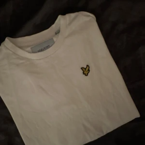 Vit sweatshirt från Lyle & Scott - Säljer en vit Lyle scott Sweatshirt som är oanvänd. Köpte till min kille men storlken passade inte!