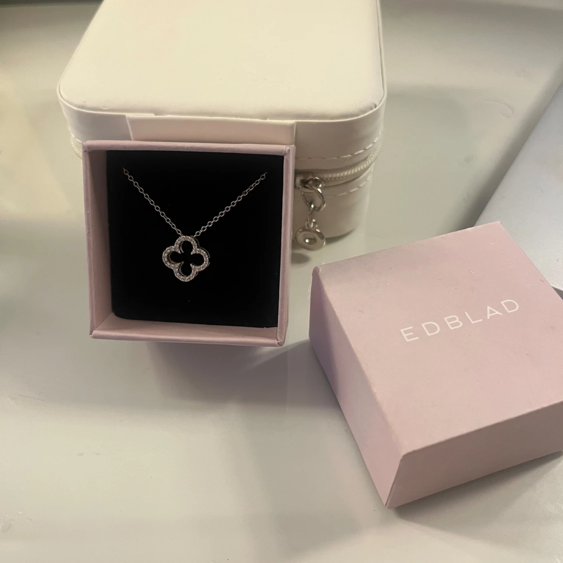 Silverhalsband från Edblad