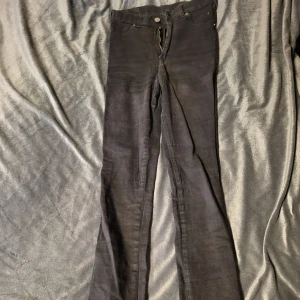 Svarta skinny jeans från Dr Denim - Snygga svarta jeans från Dr Denim i storlek M. De har en klassisk design med fem fickor och knappgylf. Perfekta för en stilren look.