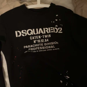 Svart tröja från Dsquared2 - Snygg svart tröja från Dsquared2 med tryck framtill. Perfekt för en cool och avslappnad stil. Tröjan har en klassisk passform och är tillverkad i ett mjukt material. kom privat för mer bilder och pris kan även diskuteras.