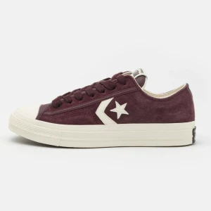 Converse star player 76 sneakers - Säljer dessa helt nya och oanvända Converse Star player 76 sneakers i mocka. Skorna är unisex, alltså funkar de för både tjejer och killar. Skorna är en US storlek 11 och en IT storlek 41. De har stjärndetaljen på sidan och bekväm passform. Perfekt att köpa nu inför våren, sommaren och hösten. 