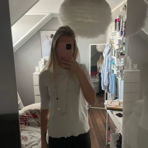 Vit stickad tröja - Superfin och mysig vit stickad tröja med polokrage.