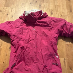 Skaljacka  Helly Hansen - Rosa skaljacka från Helly Hansen. Passar mig som vanligtvis har XS/S 