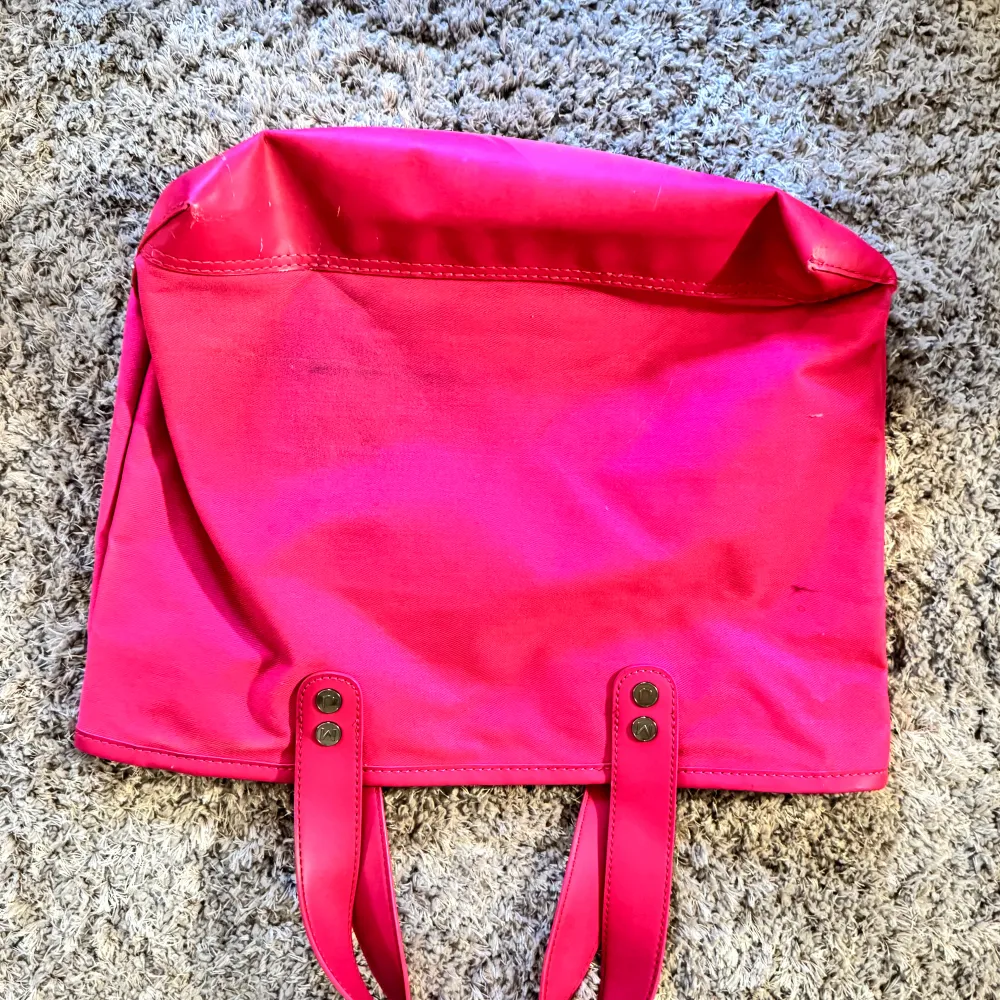 Snygg rosa shoppingväska från Marc Jacobs med praktisk dragkedja framtill. Perfekt för en dag på stan eller som en färgglad accessoar. Väskan har två handtag och gott om plats för dina saker.. Laukut & Käsilaukut.