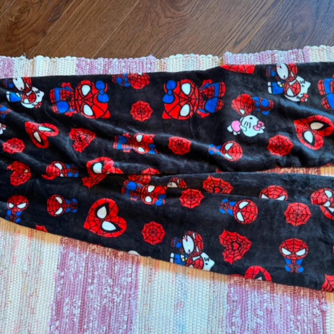 Svarta pyjamasbyxor med Spiderman och Hello Kitty tryck