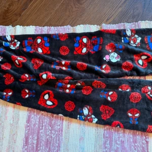 Svarta pyjamasbyxor med Spiderman och Hello Kitty tryck - Svarta pyjamas byxor med färgglada Spiderman- och Hello Kitty-motiv. Perfekt för em mysig kväll. Mjukt material som känns skönt mot huden. Råka köpa fel men är inget fel på utan är bra skick. Säljer tyvärr inte under 400kr eftersom det är ny skick