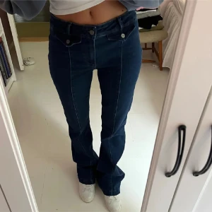 Mörkblå bootcut jeans - Sååå himla snygga mörkblå bootcut jeans med hög midja. Jag är 172 och vanligtvis en S