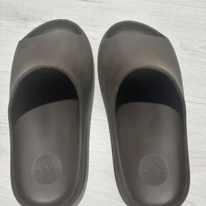 Yeezy Slides - Säljer ett par bruna Yeezys från Adidas. Pris kan diskuters och är öppen för frågor